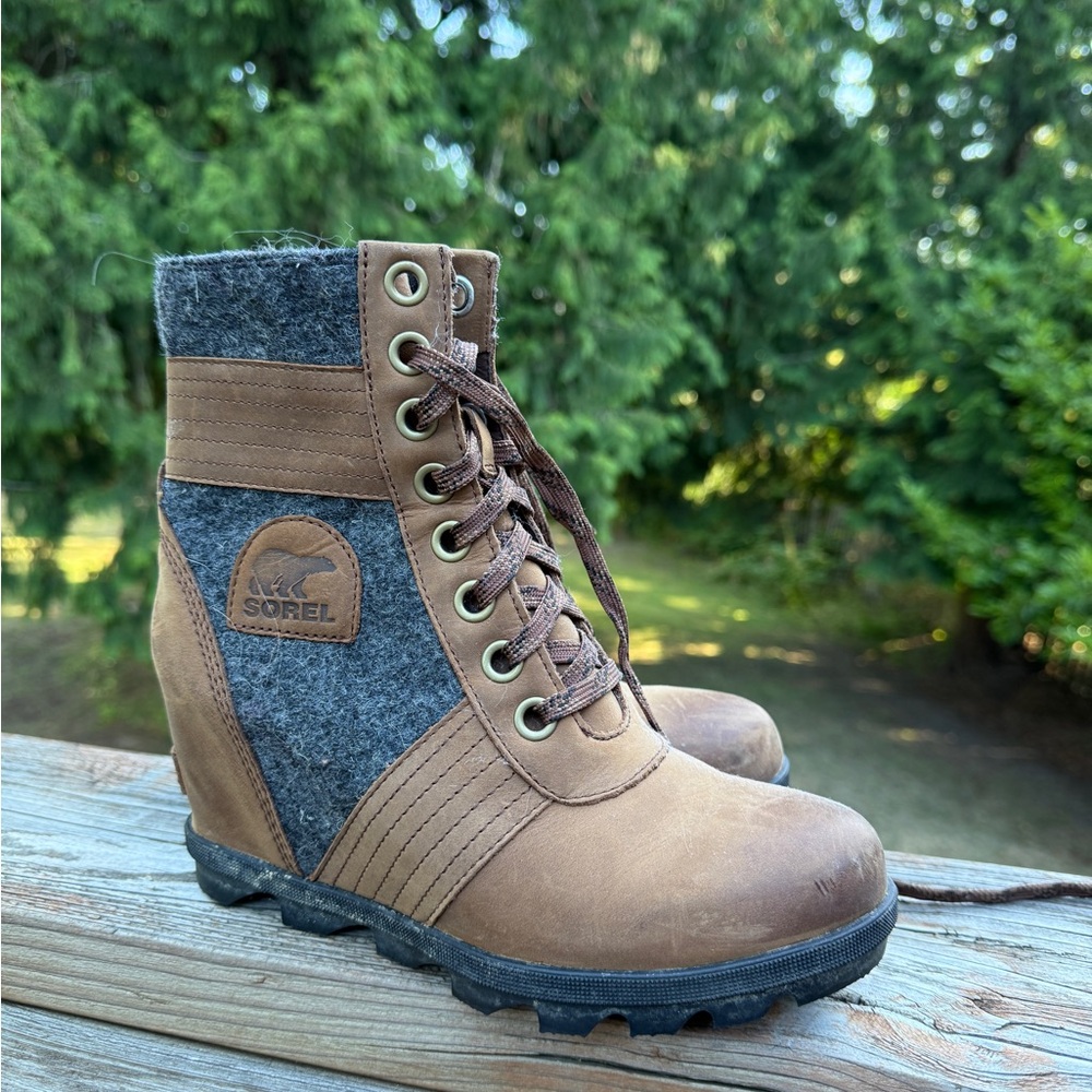 Sorel Women's Tan and Gray Lace Up Wedge Boots